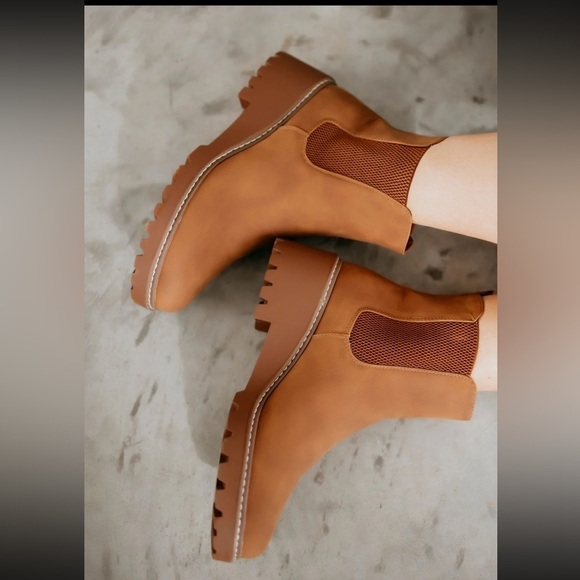 Forever Shoes - Forever Agenda Platform Chelsea Boot Size 10 Tan Slip On Round Toe NEW